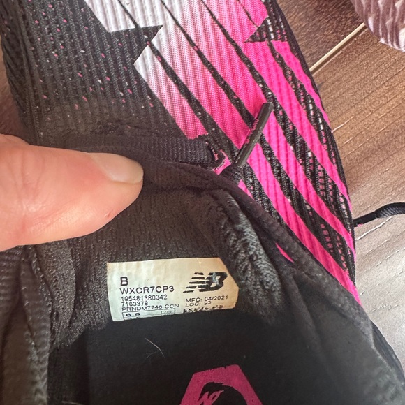 New Balance cross country spikes. Only used once. Excellent condition. Size 6.5 - Picture 3 of 4